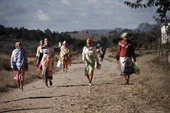 Madagaskar, women on road