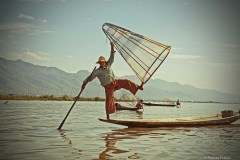 Myanmar, lake Inle fisher balancing